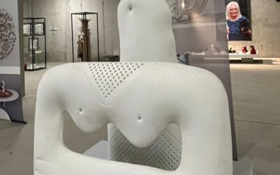 Zapraszamy do podróży – w biel i jej odcienie, do wspomnień o artystach, fabrykach i ceramicznym materiale bardzo wymagającym, ale jakże pięknym – porcelanie