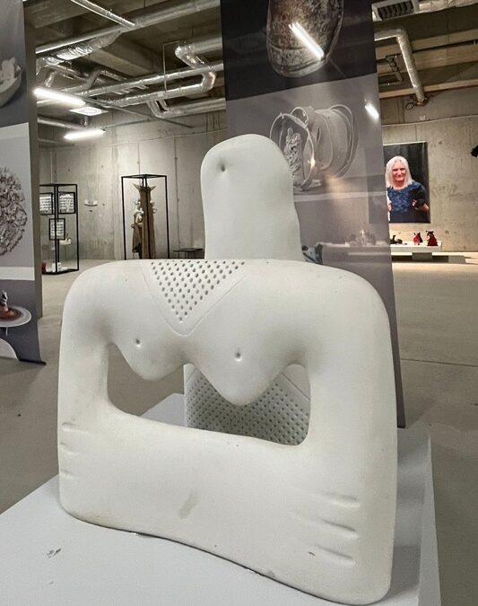 Zapraszamy do podróży – w biel i jej odcienie, do wspomnień o artystach, fabrykach i ceramicznym materiale bardzo wymagającym, ale jakże pięknym – porcelanie